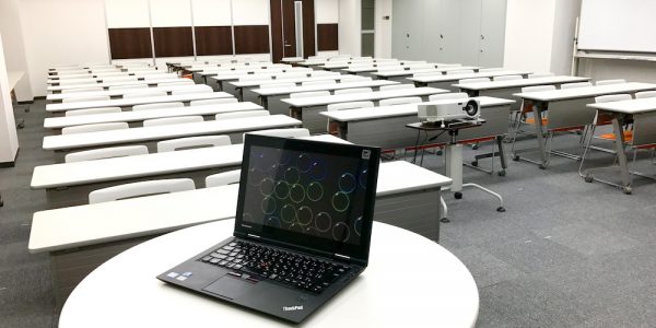 レンタルプレイスなかぎん 会議室 パイン スクール形式（3名掛け） 93名