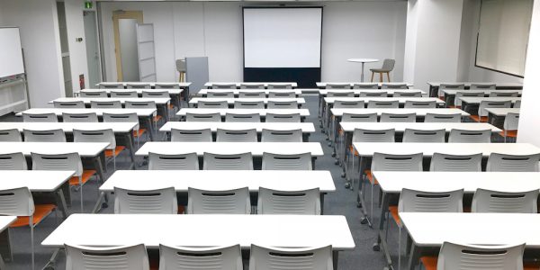 レンタルプレイスなかぎん 会議室 パイン スクール形式（3名掛け） 93名