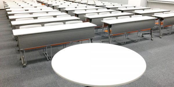 レンタルプレイスなかぎん 会議室 パイン スクール形式（3名掛け） 90名